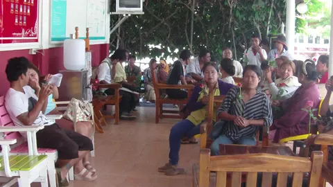 ชาวบ้านรอมอบดอกไม้ 'ทนายนักสู้' เจอไป 14 หมายจับ