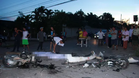 โจ๋ซิ่งจยย.ประสานงาปิกอัพร่างเละ รถขาด 2 ท่อน