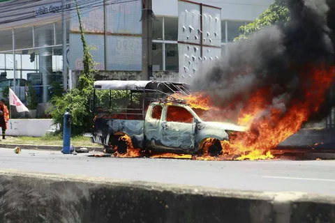 ระทึกกลางแดด! ไฟลุกพรึบไหม้รถกระบะวอดทั้งคัน