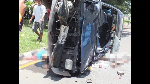 สยอง2ศพผัว-เมีย ขี่ย้อนศรชนรถแวนพลิกทับดับอนาถ