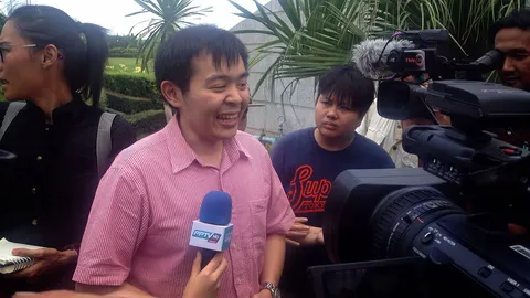 ลูกชาย 'หมอเหวง' บุก คสช.ถามหาบิดา หลังถูกควบคุมตัว