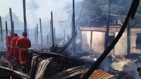  ไฟไหม้ชุมนุม 'คุ้มแขก' กลางเมืองอุดรฯ วอด 6 หลัง