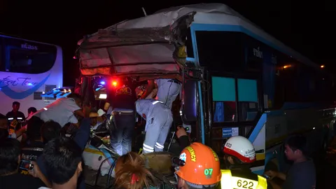 รถทัวร์เสยท้ายรถทัวร์ที่โคราช คนขับดับ-เจ็บนับสิบ