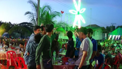 ตะลึง! กางเกงในลอยฟ้าแขวนห้ามฝนกลางงานบวชนาคอ่างทอง