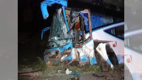 รถทัวร์ประสานงาเก๋งคาถนน จ.ศรีสะเกษตายสยอง 3 ศพ