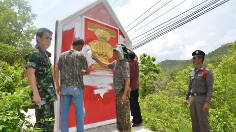 ทาสีทับ 'หลักหมุด' สัญลักษณ์เสื้อแดงใน จ.พะเยา 