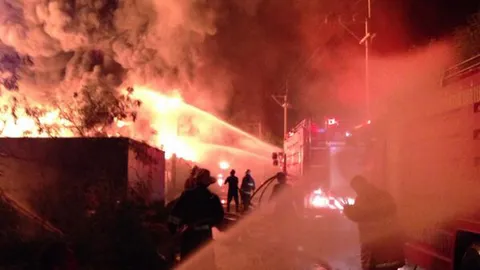 ไฟไหม้โรงงานน้ำมันเก่าสมุทรสาคร เพลิงสูงกว่า 30 ม. หนีตายวุ่น! 