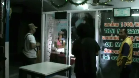 ขัดใจวัยรุ่น ยิงถล่มร้านเสริมสวยพัทยากระจกพรุน