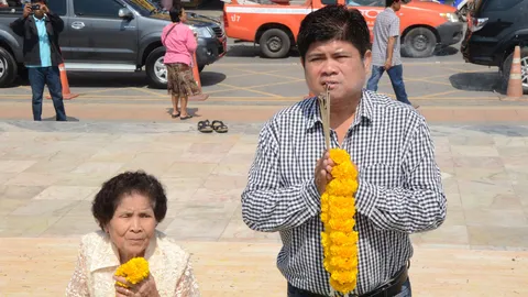 ‘สุภรณ์’ กราบเท้าย่าโม บอกเลิกการเมือง-ประกาศยุบ อพปช.