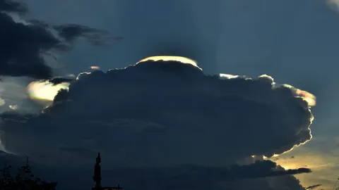 สวยงาม! ปรากฎการณ์ 'หมวกเมฆสีรุ้ง' เหนือท้องฟ้าอุดรฯ