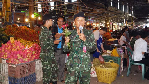 ทหารอุดรฯ ชี้แจงชาวบ้าน ยันไม่มีสั่งให้ไปยึดเครื่องมือเกษตร