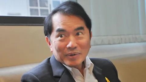 'วรงค์'ย้อน'อุ๊งอิ๊ง'ชูสัญลักษณ์ 3 นิ้ว แนะ ถาม'พ่อ-อาปู' 