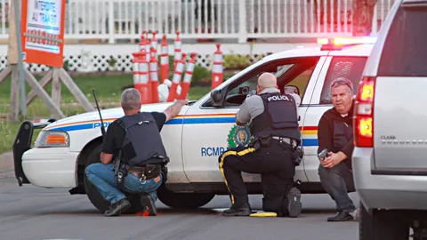 ระทึก ! แคนาดาไล่ล่าชายคนร้ายยิง ตร.ดับอนาถ 3 ศพ