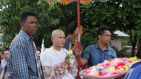 'ไผ่ พงศธร' โกนหัวลาบวช ที่บ้านเกิดยโสธร