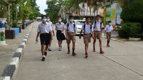 ซ้ำซาก! แก๊สทุเรียนระยองรั่ว นักเรียนสลบคา ร.ร. หามส่งโรงหมอระนาว