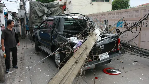 วุ่น! สิบล้อขับเกี่ยวสายไฟ-เสาปูนล้มทับปิกอัพพังยับ