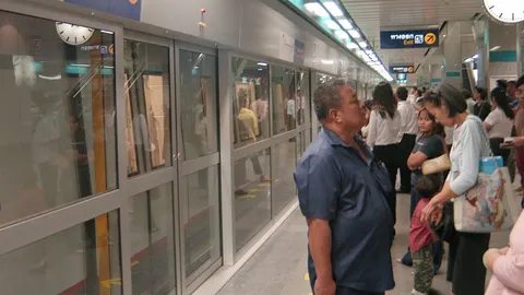 'รถไฟใต้ดิน' สนองคสช. คืนความสุข ปชช. ชะลอขึ้นค่าตั๋ว 3 ด.