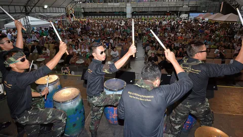 ครึกครื้น