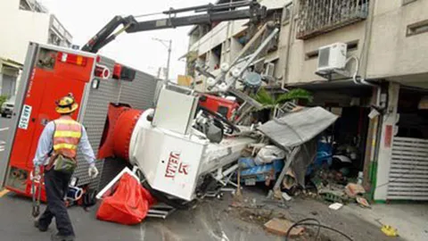 ซิ่งรถดับเพลิงชนเละ!