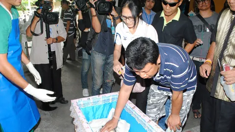 พ่อแม่ใจสลาย รับศพน้องเก่ง เหยื่อพี่เลี้ยงโหด