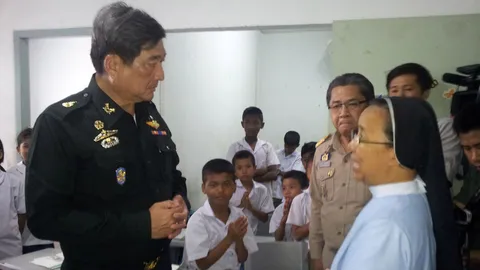 เสธ.ทหาร ลงพื้นที่จัดระเบียบแรงงานต่างด้าว ย้ำต้องได้มาตรฐาน