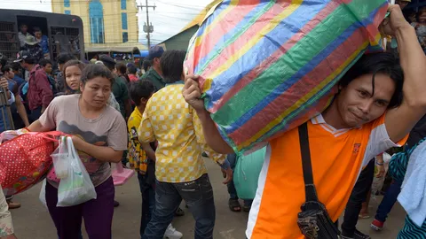 สื่อเขมรตีข่าว แรงงานนับแสนเร่งออกจากไทย จนรถคว่ำดับ 6 ศพ