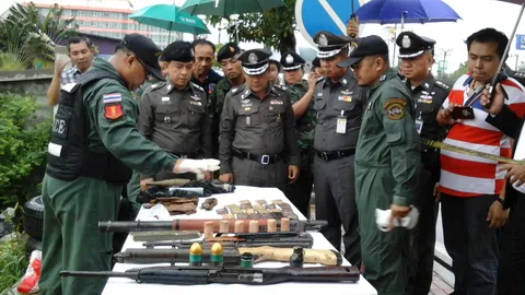ตะลึง! ทหาร-ตร. รุดดูอาวุธสงครามจำนวนมากถูกทิ้งริมถนน