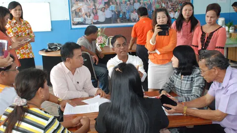 รวมตัวไล่ ผอ.ร.ร.เมืองคอน อ้างบริหารล้มเหลวสร้างความแตกแยก