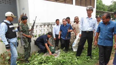 ผงะ! เอ็ม16 กระสุนอื้อ ซุกข้างที่ว่าการ อ.โคกศรีสุพรรณ