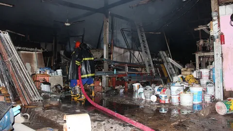 ไฟไหม้โกดังเก็บอุปกรณ์ก่อสร้างเมืองจันท์ หวิดวอดทั้งคูหา