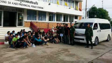 'ตร.-ทหาร' จับรถตู้แสบ ขูดรีดค่ารถเขมรกลับประเทศ