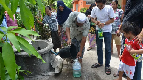 แห่ตัก "น้ำสีเขียว" เชื่อศักดิ์สิทธิ์-สธ.สั่งห้ามดื่ม!