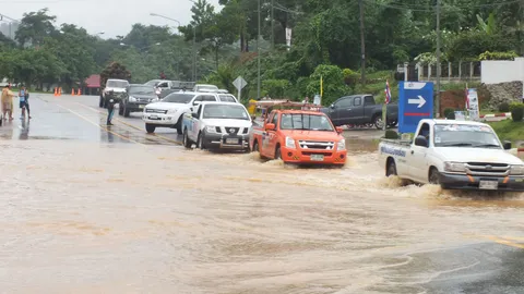 ชุมพรน้ำป่าทะลักท่วมพะโต๊ะ-นครฯ เจอพายุต้นไม้หักทับรถ