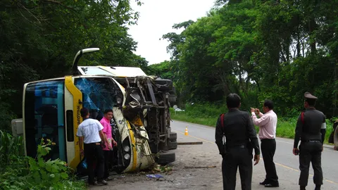 ทัวร์เชียงใหม่-หนองบัวลำภู หลุดโค้งพลิกคว่ำ เจ็บ 10 ราย