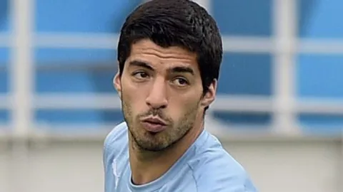 พ่อตายุ 'ซัวเรซ' ชิ่ง 'หงส์' ค้าแข้งในสเปน 