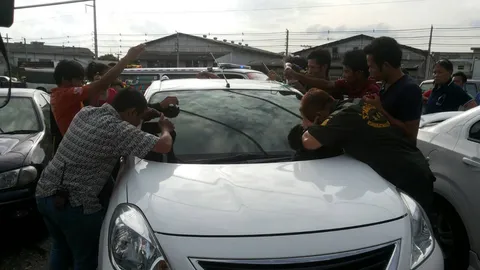 ลุ้นช่วยหนูน้อยวัย1เดือน-หลับในรถเก๋ง ล็อกเอง