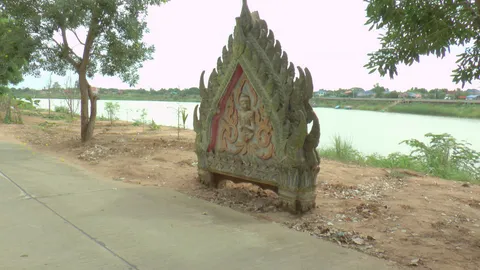 ฮือฮา! ซุ้มประตูวัดอายุร้อยปีหดสั้นเหลือแค่ยอด