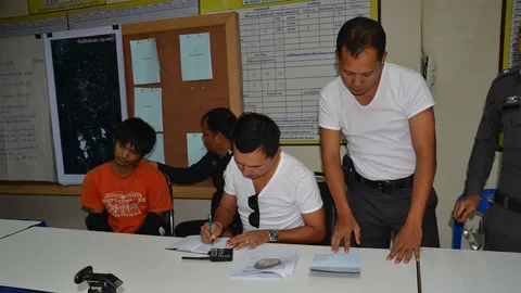 พ่อค้ายาขับรถตกถนนขนยาบ้าหนี-ตร.เจอพิรุธตามรวบ