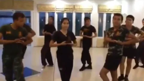 ฮือฮา ว่อนเน็ต 'พลทหารเอวไว' แดนซ์ เพลง โป๊ ใบเตย สุดสะเด่า! (ชมคลิป)