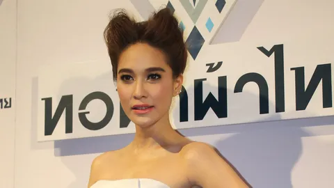 ‘พลอย’ ตกใจ  ‘จอห์น’ โผล่เซอร์ไพรส์ปารีส เมินข่าวผจก.นางเอก พ.เรื่องเยอะ