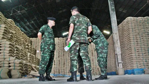 ทหารบุกตรวจโกดังเก็บข้าว พบข้าวหายกว่า 9 หมื่นกระสอบ กว่า 69 ล้านบาท