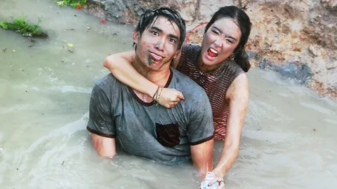 ‘ก้อง-พริม’สาดโคลนเละ! ย้อนวัยเล่นจนมอมแมม