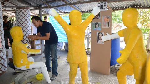 รับบอลโลก เล็งแกะรูป 'ซัวเรซ' ที่งานแห่เทียนพรรษาโคราช  