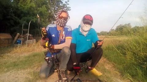 ฮือฮา 2 หนุ่มชลบุรี ตกได้ลูกจระเข้ (ชมคลิป)