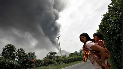 ทางการอินโดฯเตือนระวังภูเขาไฟซินาบุงระเบิด!