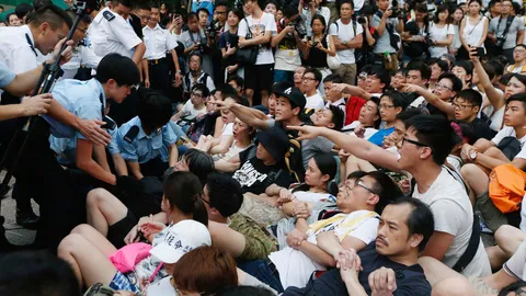ฮ่องกงเข้ม! ตร.บุกจับผู้ประท้วงนับ 200 นั่งชุมนุมยืดเยื้อ