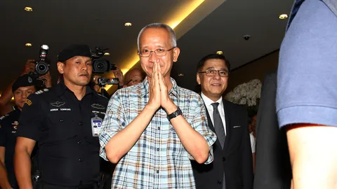 คุมตัว 'วีระ' หลังถึงไทย ดำเนินคดีปิดสนามบิน