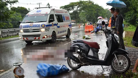 อนาถใจ! มือดีฉกเงินศพถูกรถชนกลางถนน