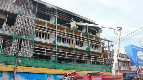 ห้ามเข้าร้านค้าใหญ่อุดรฯ ไฟไหม้หวั่นทรุด-ยังต้องฉีดน้ำเลี้ยง  