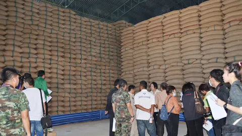 ผู้ตรวจราชการสำนักนายกรัฐมนตรี ตรวจโกดังข้าวเมืองคอน ยังไม่พบผิดปกติ
